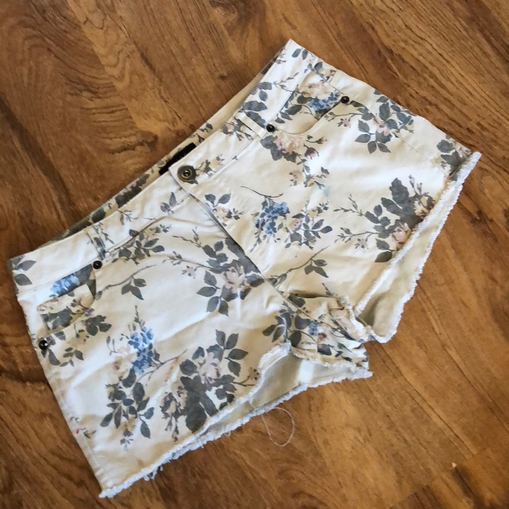 Floral shorts 🌸